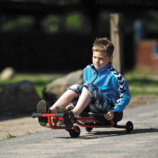 Sieben neue Motorikfahrzeuge bringen Abwechslung und Spaß in den Schulpausen