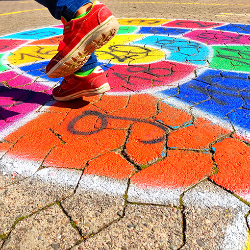 Schulhof gestalten mit Künstlerin Sabine Schwarz